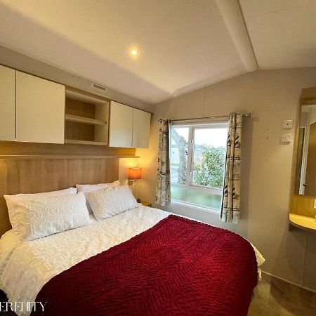 Lovely Holiday Home At Lyons Caravan Park! Prestatyn Eksteriør bilde
