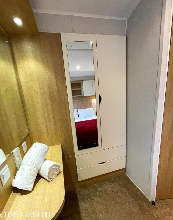 Lovely Holiday Home At Lyons Caravan Park! Prestatyn Eksteriør bilde